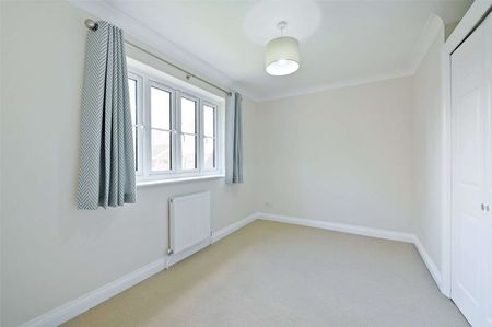 Beautifully presented five bedroom detached family house in a cul-de-sac location - Photo 4