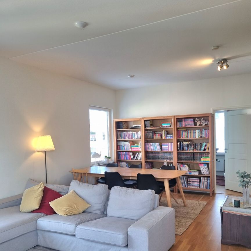 An apartment in frösunda on the 6th floor with high ceilings. - Photo 1