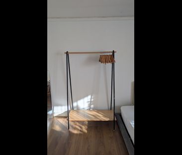 Studio Flat, Galsworthy Close, NW2 - Photo 4