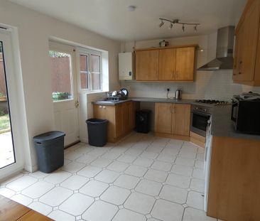 4 bedroom end of terrace house to rent - Photo 6