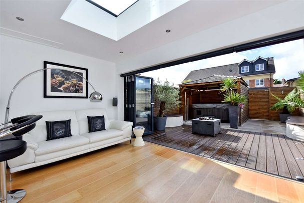 A beautifully finished town house with off-street parking and garage. - Photo 1