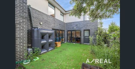 Luxurious Family Home with Dual Master Suites and Designer Finishes - FullyFurnished - Photo 5