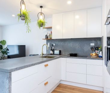 Stylish parkside retreat with lock-up over-sized garage - Photo 3