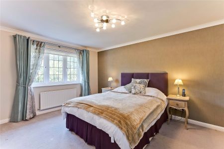 Holly Green, Rosslyn Park, KT13 - Photo 4