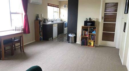 Central 2 bedroom apartment - Photo 3