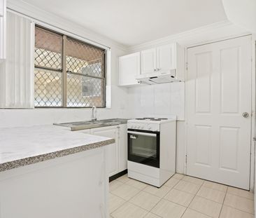 Air-Conditioned Three Bedroom Townhouse with Large Easy-Care Courty... - Photo 3