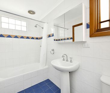 Well Positioned And Charming Terrace - Photo 4