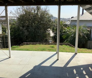 Charming home with entertainer deck - Photo 6