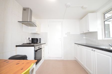 4 Bed Detached House, Henniker Road, E15 - Photo 5