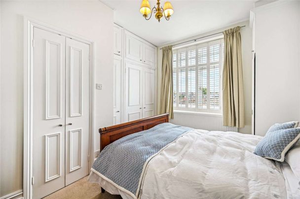 A bright and airy two bedroom apartment on the fourth floor of a period building with the benefit of a lift. - Photo 1