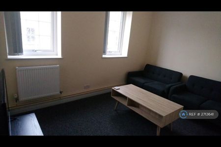 3 bedroom flat to rent - Photo 2