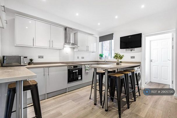 1 bedroom in a house share to rent - Photo 1