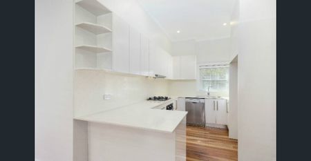 TWO BEDROOM APARTMENT IN BOUTIQUE BLOCK - Photo 3