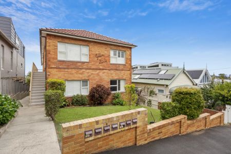 Immaculate updated apartment with harbour glimpses - Photo 3