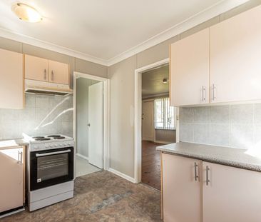 Neat and tidy home in a very central location! - Photo 1