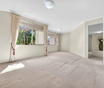 Spacious Family Living in Como - Photo 4