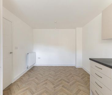 3 bedroom end of terrace house to rent - Photo 2