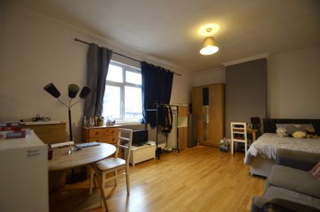3 bedroom Apartment to rent - Photo 2