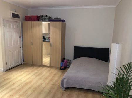 Studio Flat, Staverton Road, NW2 - Photo 3
