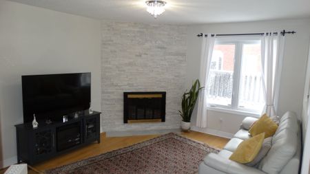 For Lease - 22 Elmpark Court, Richmond Hill, Ontario - Photo 2