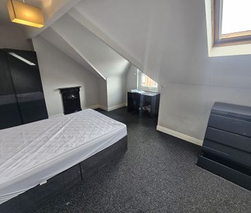 6 Bed - 9 Estcourt Terrace, Headingley, Leeds - LS6 3EX - Student - Photo 1