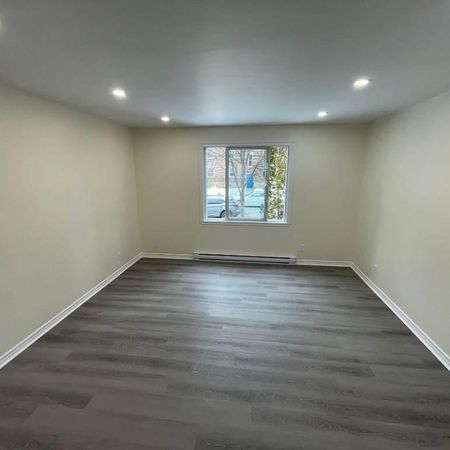 GRAND 5 1/2 RÉNOVE, PRES BORD DE L'EAU, JARDIN, SOUS-SOL ET 1 PARKING INCLUS - Photo 3