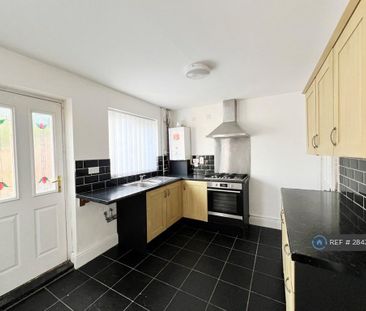 3 bedroom semi-detached house to rent - Photo 2