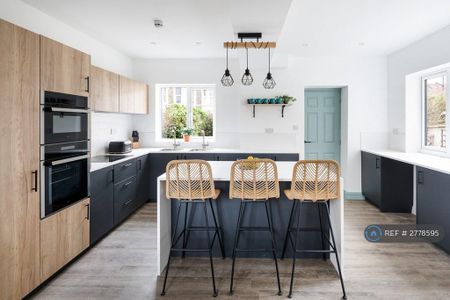 1 bedroom in a house share to rent - Photo 4