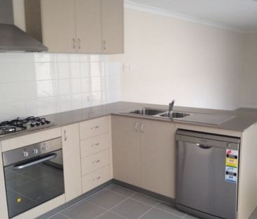 Low maintenance - Split System to living! - Photo 5