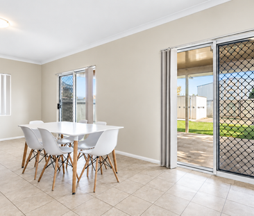 SPACIOUS & COMFORTABLE LIVING IN SOUGHT-AFTER PICCADILLY! - Photo 2