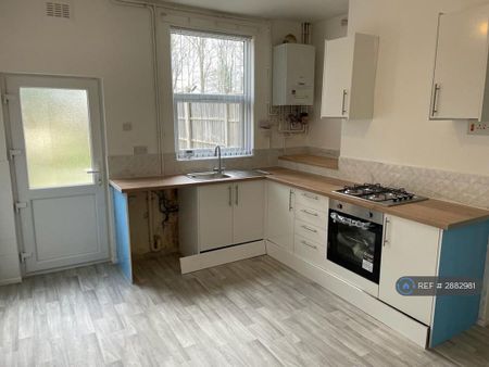 3 bedroom terraced house to rent - Photo 5