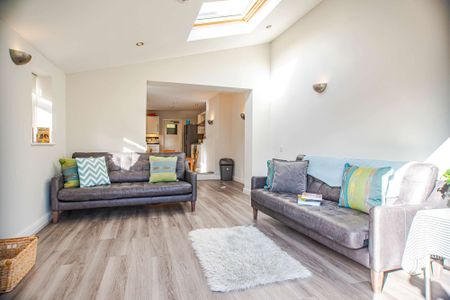 Large extension to kitchen/lounge with landscaped rear garden - Photo 3