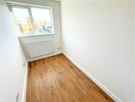 3 bedroom end of terrace house to rent - Photo 3