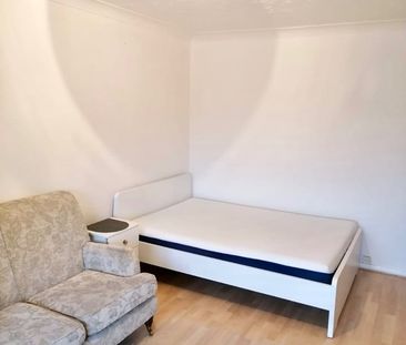 Studio Flat, Oxley Close, SE1 - Photo 5