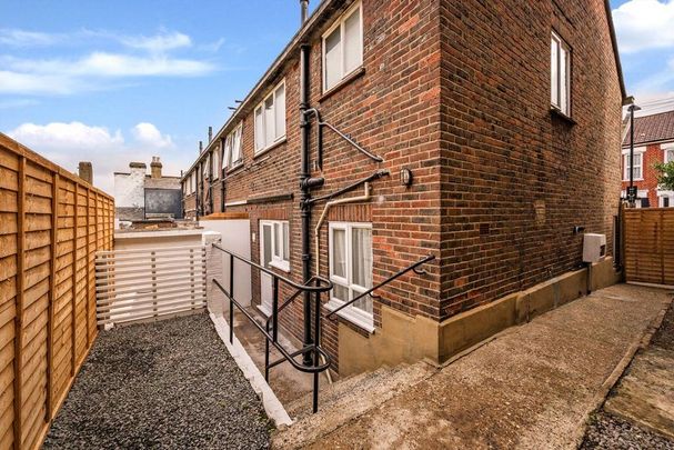 2 bedroom house to rent - Photo 1