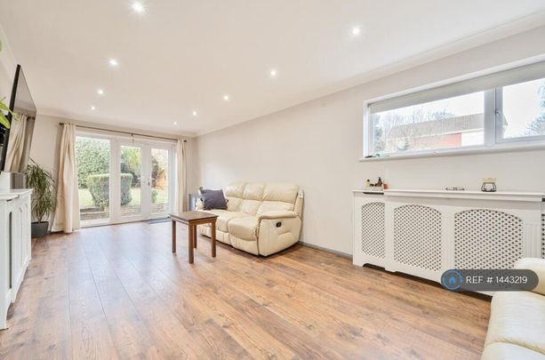 4 bedroom detached house to rent - Photo 1