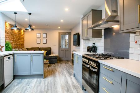 1 bedroom in a house share to rent - Photo 3
