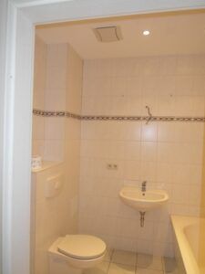 Freiheitsstr. 10, Wohnung 4 ~~~ Einbauküche, offene Küche zum Wohnzimmer, Balkon, Bad mit Badewanne, Keller - Photo 4