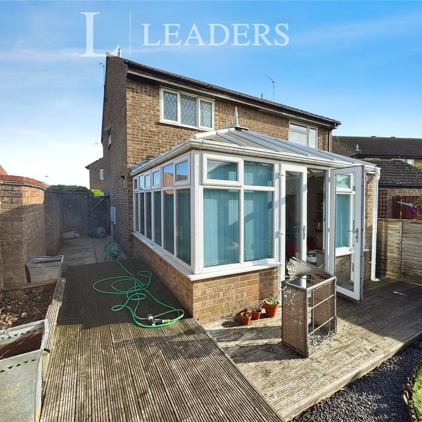 2 bedroom house to rent Smythe Close, Clacton-on-Sea, Essex, CO16 - Photo 1