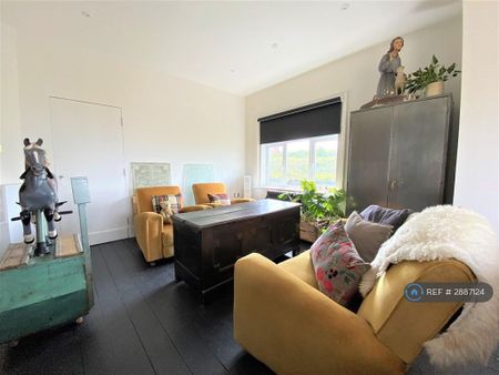 3 bedroom end of terrace house to rent - Photo 3