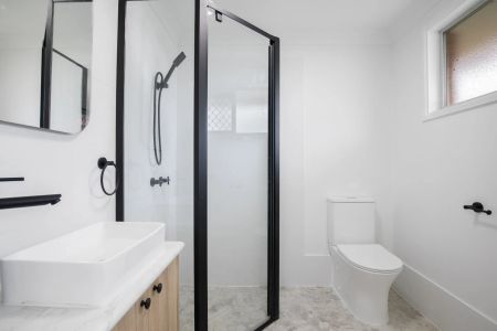 Modern 2-Bedroom Unit with Private Yard – Walk to Shops, Minutes to UNE - Photo 2