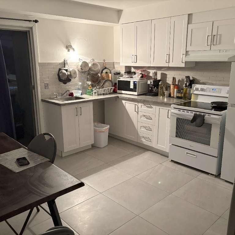 4 ½ à louer spacieux et lumineux semi meublé - Photo 1