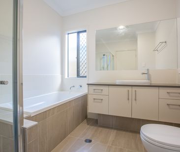 16 Aspen Way, Arundel QLD 4214 - House For Rent | Domain - Photo 4