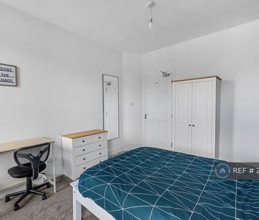 1 bedroom in a house share to rent - Photo 2