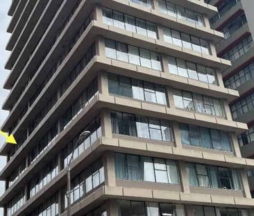 LOCATION LOCATION LOCATION: neat and tidy 2x bedroom apartment - Photo 5