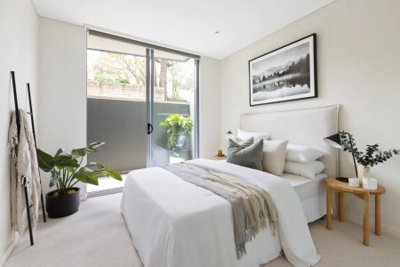 Luxuriously Appointed Ground Floor Apartment in Designer Complex - Photo 5