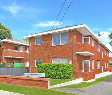 Sun Filled 2 Bedroom Unit - Photo 3