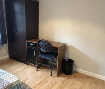 Room in a Shared House, Ley St, IG1 - Photo 2