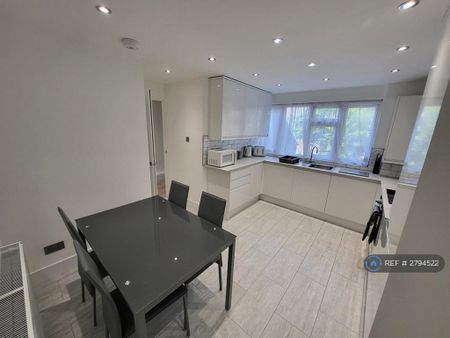 1 bedroom in a house share to rent - Photo 4