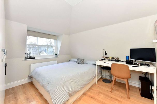 Modern three bedroom, three bathroom apartment on Clifton Hill - Photo 1